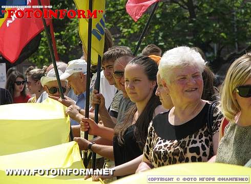 15-метровий державний прапор України розгорули на площі Кірова (фоторепортаж)